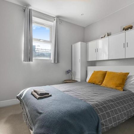 Brilliant 2 Bed Apartment - Spacious, Central & Well-Connected Лондон Екстер'єр фото