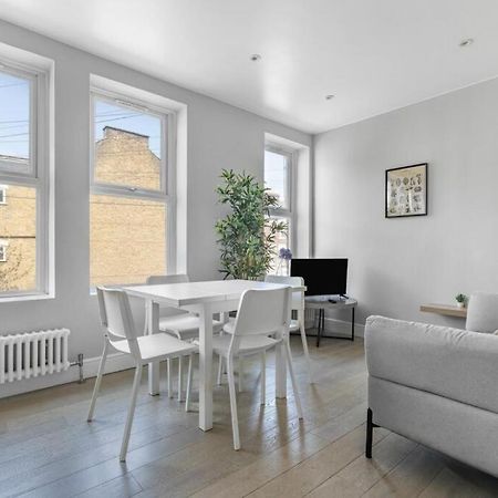 Brilliant 2 Bed Apartment - Spacious, Central & Well-Connected Лондон Екстер'єр фото