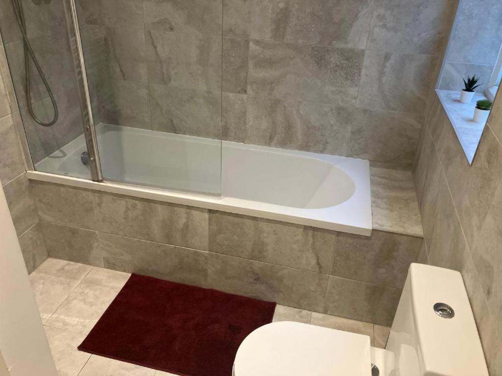 Brilliant 2 Bed Apartment - Spacious, Central & Well-Connected Лондон Екстер'єр фото