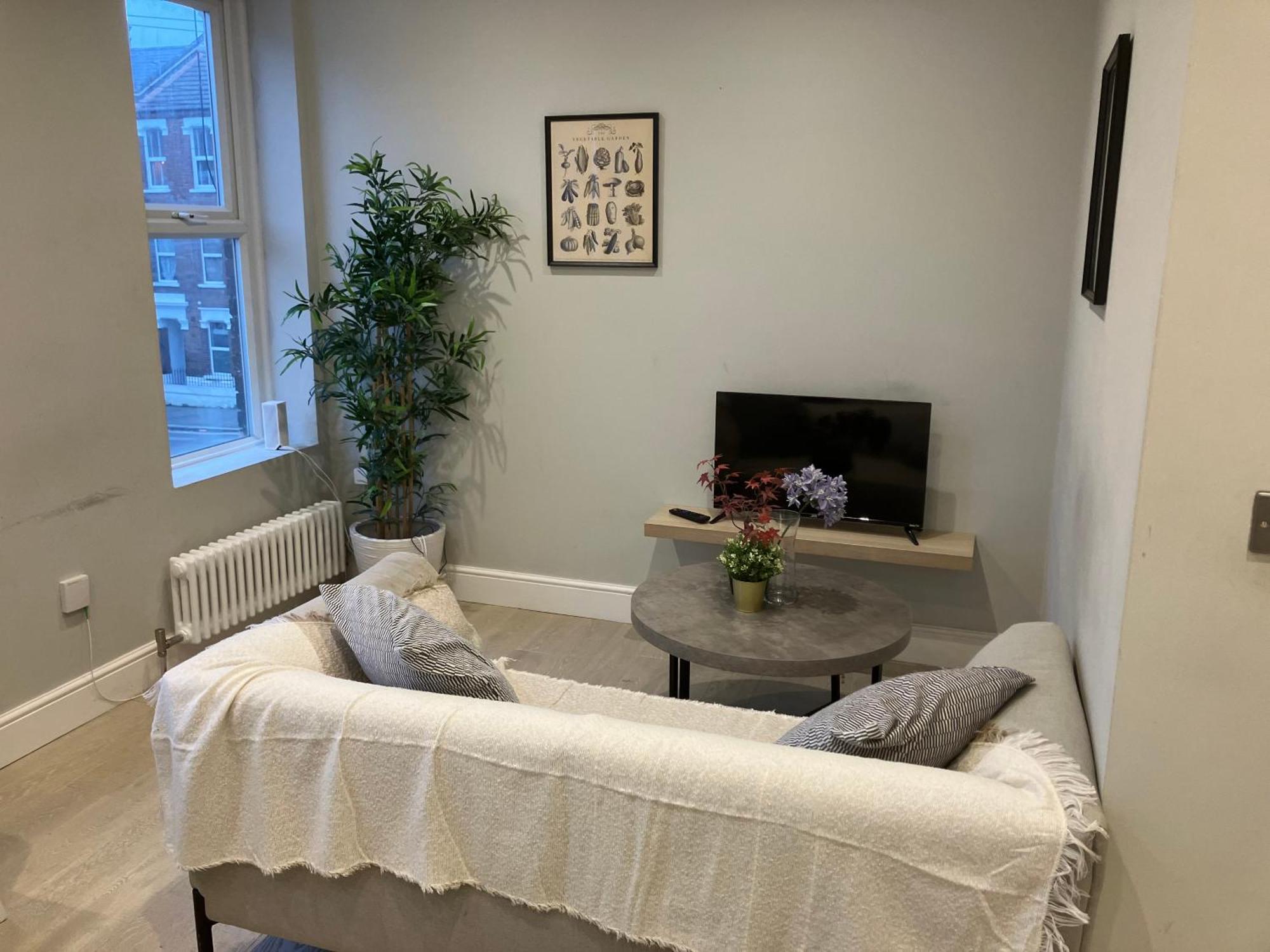 Brilliant 2 Bed Apartment - Spacious, Central & Well-Connected Лондон Екстер'єр фото