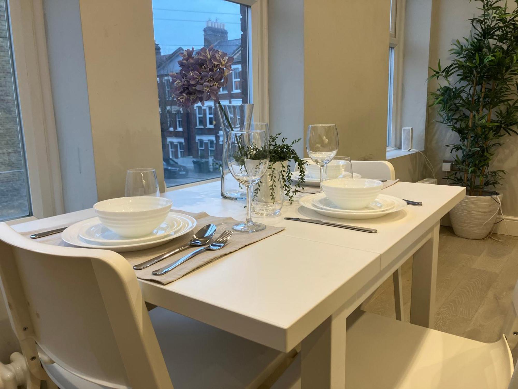 Brilliant 2 Bed Apartment - Spacious, Central & Well-Connected Лондон Екстер'єр фото