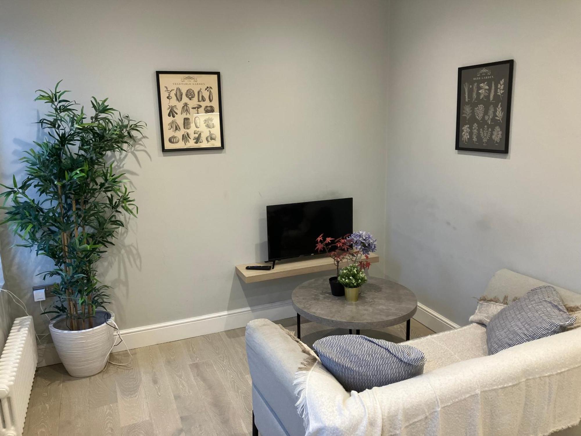 Brilliant 2 Bed Apartment - Spacious, Central & Well-Connected Лондон Екстер'єр фото