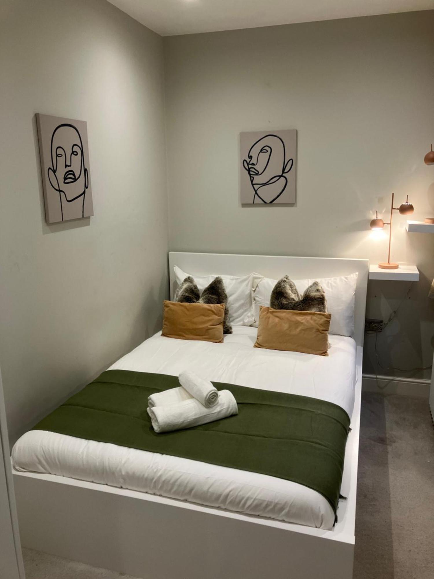 Brilliant 2 Bed Apartment - Spacious, Central & Well-Connected Лондон Екстер'єр фото