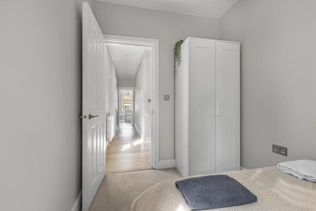 Brilliant 2 Bed Apartment - Spacious, Central & Well-Connected Лондон Екстер'єр фото