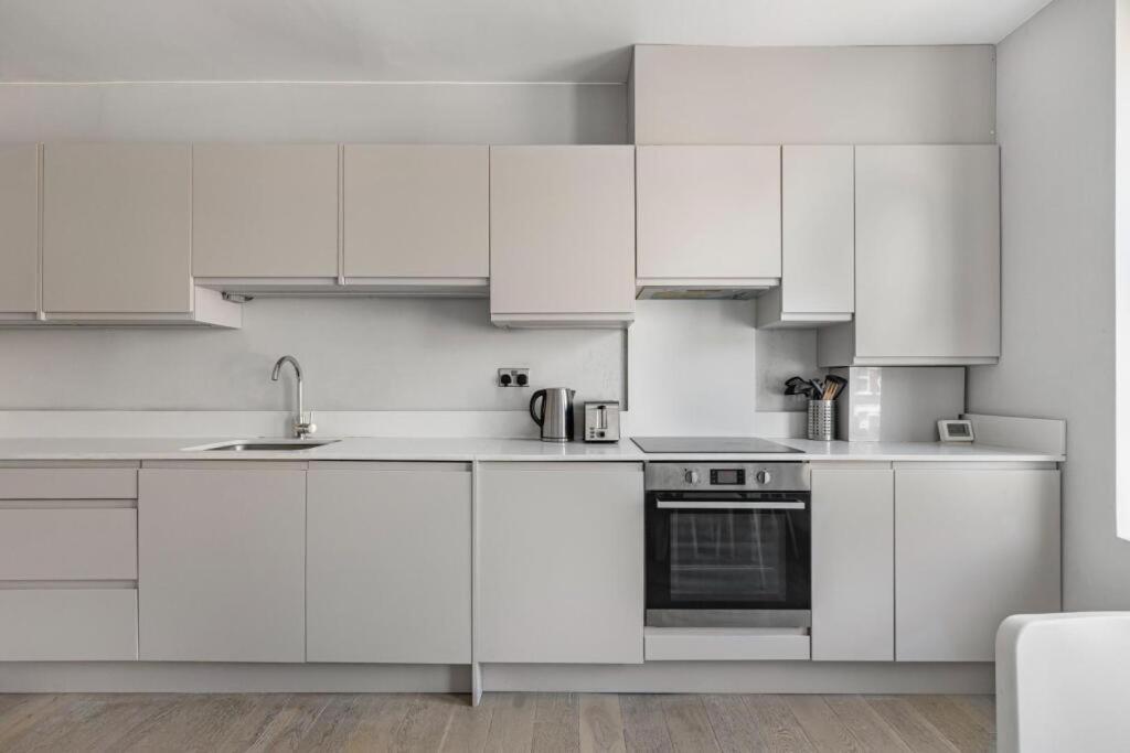 Brilliant 2 Bed Apartment - Spacious, Central & Well-Connected Лондон Екстер'єр фото