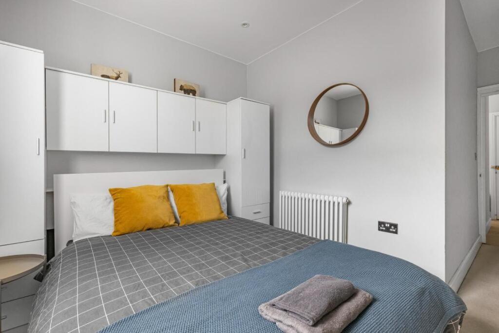 Brilliant 2 Bed Apartment - Spacious, Central & Well-Connected Лондон Екстер'єр фото