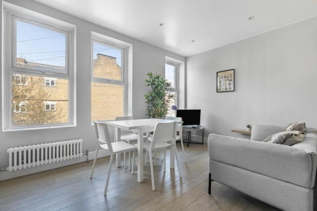 Brilliant 2 Bed Apartment - Spacious, Central & Well-Connected Лондон Екстер'єр фото
